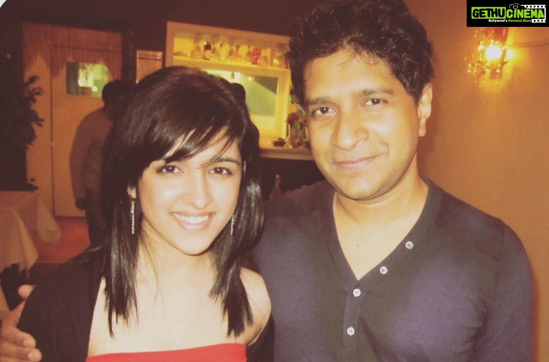 Shirley Setia Instagram - Mujhse ye likha nahi jaa raha tha.. 😢 My favourite then, my favourite now, my favourite forever. I have looked upto you all my life. Be it the emotions through your music, or your humble nature … Met you 3 times and every time I could not gather the courage to speak much with you.. yet you humbly heard me, and always wished me well. KK sir, words will not express how much you and your music has inspired me.. This loss feels personal. Mujhe toh abh bhi believe nahi ho raha hai… 💔 Kyunki tu dhadkan… main dil.. 🥺🙏🏻 RIP KK sir.. Om Shanti..