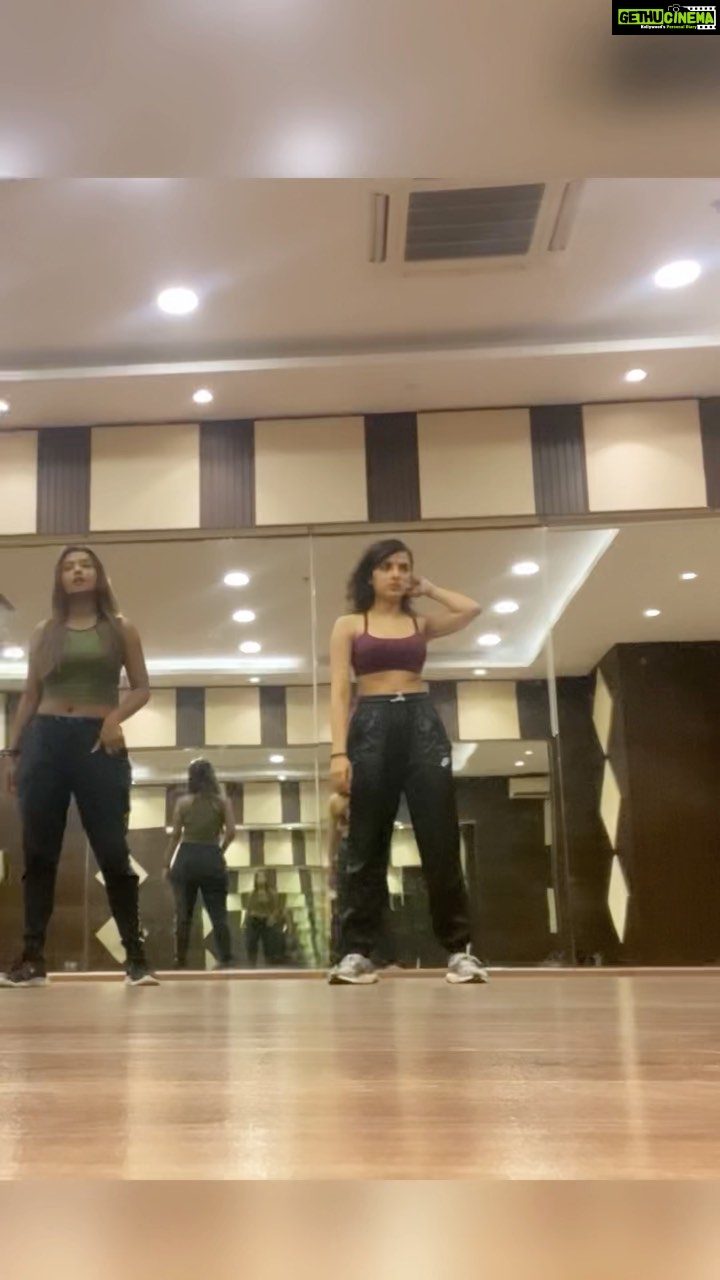 Shirley Setia Instagram - When I first saw this at @ganeshacharyaa masterjis studio, I wasn’t sure that I could pull this solo off. It was the toughest, most fastest choreography I’ve had to learn. All those hours of learning and practicing finally paid off. Here’s a clip of me finally almost learning the choreography, and being happy 🙈😋 thanks @meetali_parmar for being sooo patient with me, and thanks to Masterji and to @sabbir24x7 sir for believing in me that I could do it 💃🏻🙌🏻 #lovedance #Nikamma in theatres, 17th June #shirleysetia #trendingreels #reelitfeelit