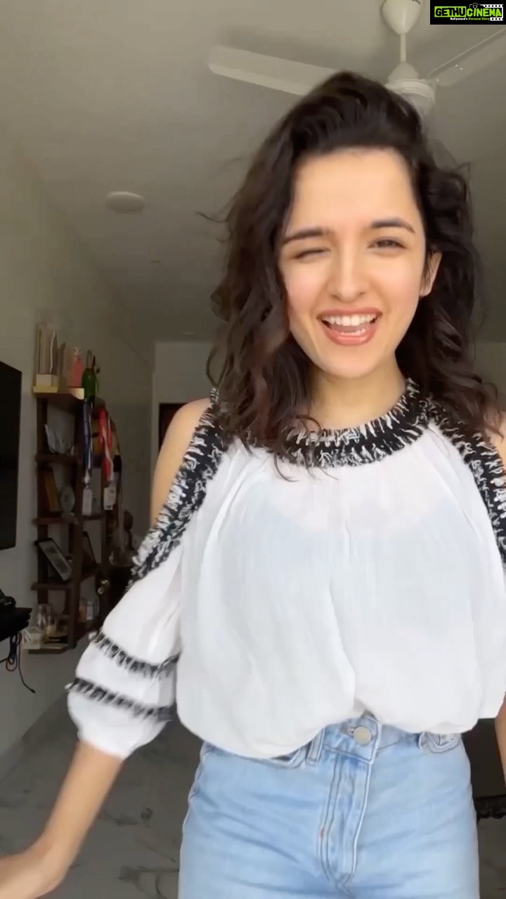 Shirley Setia Instagram - Groove on the beats of #Nikamma aur mauka paao mujhse milne ka! 💃🏻 Take the challenge and create your own reels on #NikammaTitleTrack and tag me and @sonypicsfilmsin using #NikammaHookstepChallenge; #Nikamma and #NikammaFilm. Lucky winners will stand a chance to meet me! 🥳 #NikammaFilm in cinemas on 17th June 2022. #Nikammagiri #shirleysetia #trendingreels #reelitfeelit