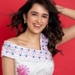 Shirley Setia Instagram - Love addict ❤️ For #Nikamma Trailer launch Outfit : @houseofeda Styling : @alliaalrufai @shubhangini_gupta Fashion Intern : @yashasvi_mehlawat HMU : @juveria_k Photography : @devsphotographyofficial
