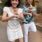 Shirley Setia Instagram - Join us in the #emundirahookstep challenge! Make your reels on #EmundiRa from #KrishnaVrindaVihari 💐 Dancing away w/ @vicky__pedia Shot by our most fav @aakanksha5678 ✨ #shirleysetia #reelitfeelit