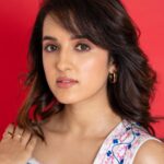 Shirley Setia Instagram - Love addict ❤️ For #Nikamma Trailer launch Outfit : @houseofeda Styling : @alliaalrufai @shubhangini_gupta Fashion Intern : @yashasvi_mehlawat HMU : @juveria_k Photography : @devsphotographyofficial