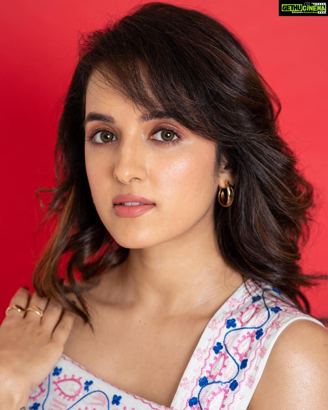Shirley Setia Instagram - Love addict ❤️ For #Nikamma Trailer launch Outfit : @houseofeda Styling : @alliaalrufai @shubhangini_gupta Fashion Intern : @yashasvi_mehlawat HMU : @juveria_k Photography : @devsphotographyofficial