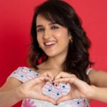 Shirley Setia Instagram - Love addict ❤️ For #Nikamma Trailer launch Outfit : @houseofeda Styling : @alliaalrufai @shubhangini_gupta Fashion Intern : @yashasvi_mehlawat HMU : @juveria_k Photography : @devsphotographyofficial