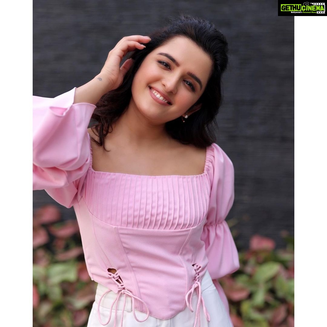 Shirley Setia Instagram - Ee kavulu paadani Ee kathalo raayani Andhaanne choosthunnaa 💗 #krishnavrindavihari promotions Outfit @selvagestory.co Jewellery @inezeofficial Heels @thealter.in Styled by @sayali_vidya Assisted by @stylefilebysonali Shot by @venkat_photography_hyd