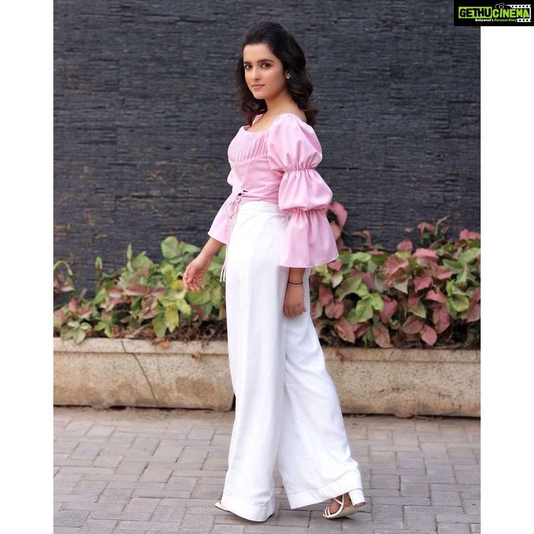 Shirley Setia Instagram - Ee kavulu paadani Ee kathalo raayani Andhaanne choosthunnaa 💗 #krishnavrindavihari promotions Outfit @selvagestory.co Jewellery @inezeofficial Heels @thealter.in Styled by @sayali_vidya Assisted by @stylefilebysonali Shot by @venkat_photography_hyd