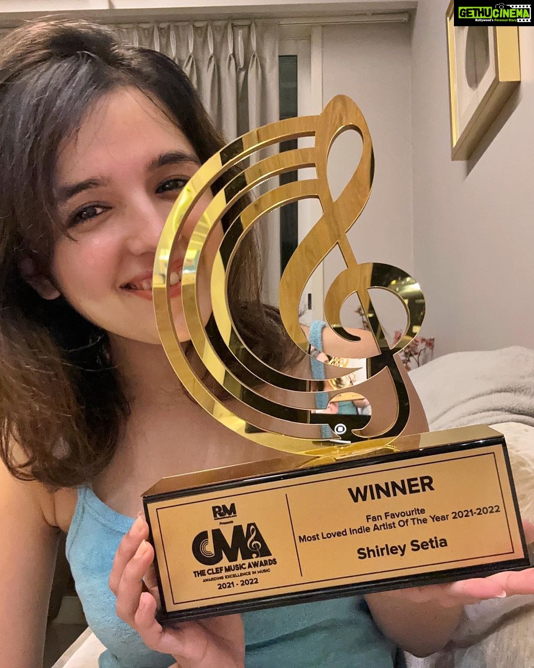 Shirley Setia Instagram - Finally got it!! Along with my film debuts this year, I have also been working on music on the side. A lot of challenges come along while doing independent music, but gestures like these makes the journey sweeter 🥰 Thank you everyone, and @radioandmusic_india for the Most Loved Indie Artist Award 🥹🌹 #shirleysetia #clefmusicawards2022