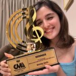 Shirley Setia Instagram - Finally got it!! Along with my film debuts this year, I have also been working on music on the side. A lot of challenges come along while doing independent music, but gestures like these makes the journey sweeter 🥰 Thank you everyone, and @radioandmusic_india for the Most Loved Indie Artist Award 🥹🌹 #shirleysetia #clefmusicawards2022