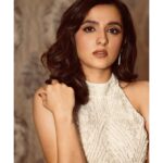 Shirley Setia Instagram – 🦢 

Outfit @upgradebya
Earrings @mozaati 
Heels @londonrag_in 
Styled by @akankshakawediastyle 
MUA @taskeen_c
Hair @anila_hmua
Photographer @thearge.in