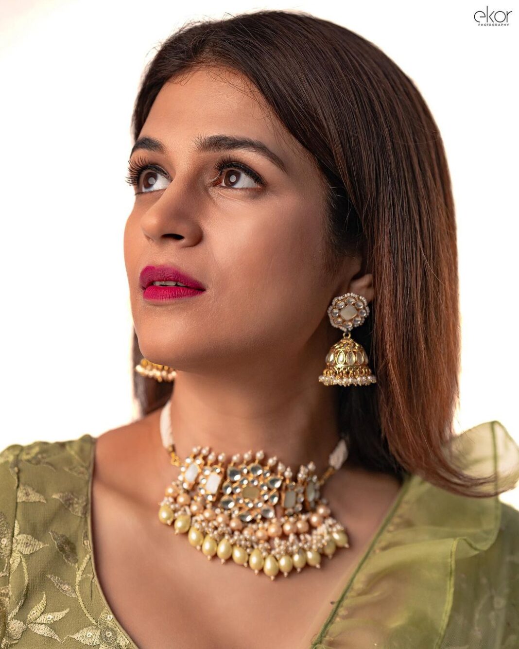 Shraddha Das Instagram - Dhee 14 Bangles @justjeweleryindia Jewellery @aquamarine_jewellery Lehenga @kritikadawarofficial Styling @artbyavnee × @ajmerashaili Make up : @hareshwarp Hair : @salomipillai Draping : @rashmitha_reddy_junna 📸 @ekorphotography Blouse : @varahi_couture #dhee14 #dancerealityshow #hyderabad #judge #pastellehenga #shraddhadas Hyderabad City, India