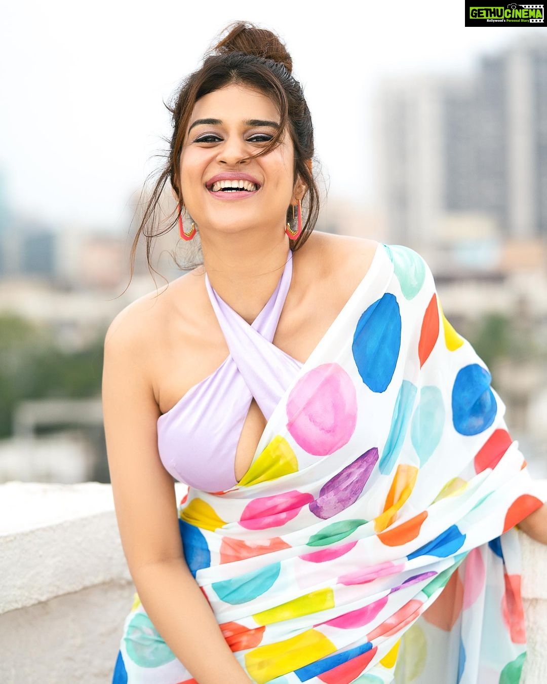Shraddha Das - 212K Likes - 🍬🍬🍬
Styled by @artbyavnee , @thewandermannequin , @ajmerashaili
Saree : @houseofdeepthi
Jewellery : @shayagrams
Halter top : @oeuvrae
Shot and edited by : @ekansh_katiyar
Hair : @muskankhan_hair
#quirky #saree #polkadots #shraddhadas