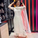 Shraddha Das Instagram – I have loved an all white chikankari suit always,thank you @sugankesar for customising this one for me 🤍
Jewellery : @funkymaharani 
Styling : @artbyavnee 
Bag : @accessorizeindiaofficial 
📸 @snehzala 

#chikankari #chikankarikurta #ganpati #whiteonwhite #shraddhadas Mumbai, Maharashtra