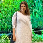 Shraddha Das Instagram - I have loved an all white chikankari suit always,thank you @sugankesar for customising this one for me 🤍 Jewellery : @funkymaharani Styling : @artbyavnee Bag : @accessorizeindiaofficial 📸 @snehzala #chikankari #chikankarikurta #ganpati #whiteonwhite #shraddhadas Mumbai, Maharashtra