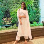 Shraddha Das Instagram - I have loved an all white chikankari suit always,thank you @sugankesar for customising this one for me 🤍 Jewellery : @funkymaharani Styling : @artbyavnee Bag : @accessorizeindiaofficial 📸 @snehzala #chikankari #chikankarikurta #ganpati #whiteonwhite #shraddhadas Mumbai, Maharashtra