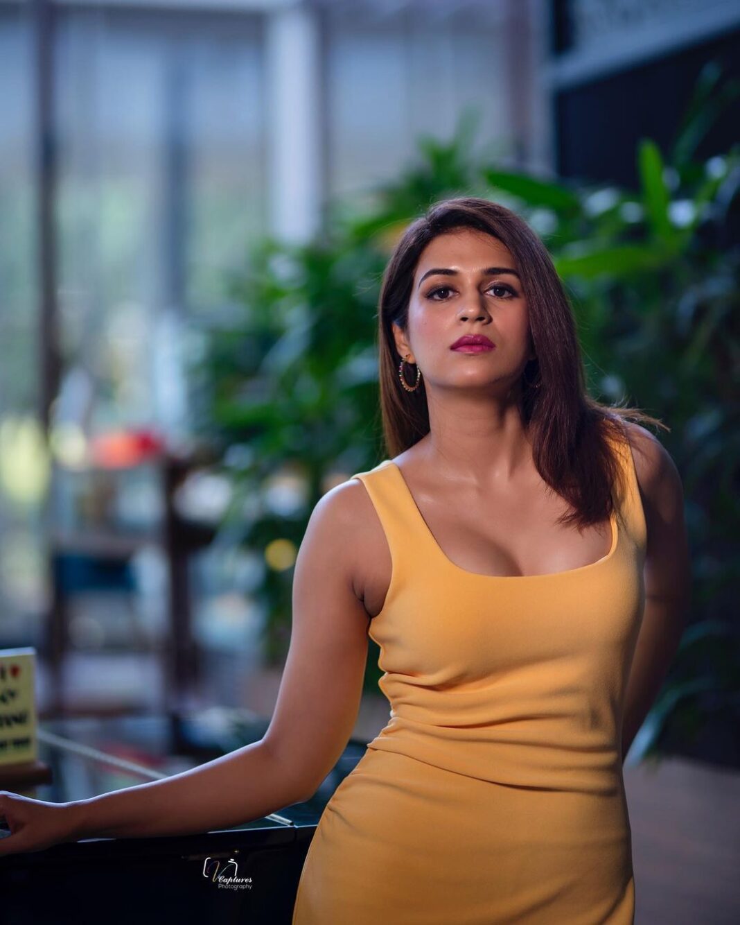 Shraddha Das Instagram - Arrtham promotion diaries Styling : @ajmerashaili × @artbyavnee Dress : @forevernew_india Jewellery: @aquamarine_jewellery 📸 @v_capturesphotography Hair : @hair_by_vaibhavi_ Make up : @hareshwarp #promotions #hyderabad #movie #yellowdress #shraddhadas