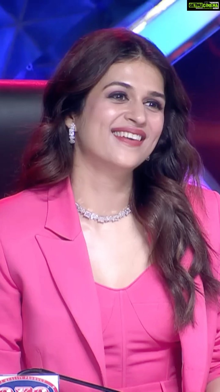 Shraddha Das Instagram - Another fun episode of Dhee 14 dancing icon tomorrow at 9.30 pm on @etvtelugu2708 (Wednesday) Nice edit @starframesofficial 🤗 Styling : @stylekarmaa Pantsuit : @volcape.store Jewellery : @blingvine Hair : @hair_by_vaibhavi_ Make up : @hareshwarp #dhee #dhee14 #judging #realityshow #shraddhadas #hyperaadi