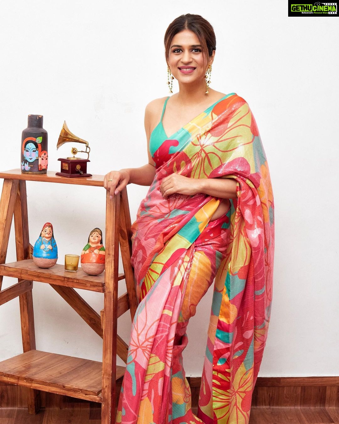 Shraddha Das Instagram - Artham Teaser launch/ Promotions Chennai 📸 @deran_photography Styling : @ajmerashaili × @artbyavnee Saree : @moresha_sameera_dalvi Jewellery : @funkymaharani Hair : @hair_by_vaibhavi_ Make up : @hareshwarp Saree draping : @the_hues_venue #promotions #saree #quirkysaree #chennai #teaserlaunch #artham #shraddhadas Green Park Chennai