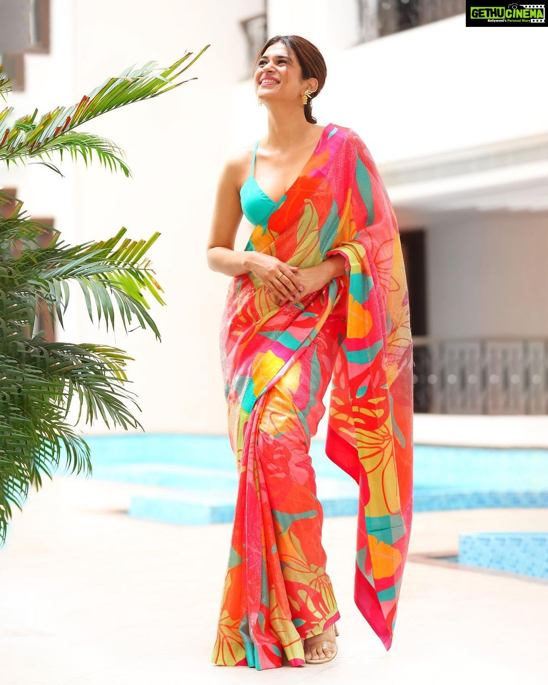 Shraddha Das Instagram - Artham Teaser launch/ Promotions Chennai 📸 @sa_studio__20 , @naveenversion2 Styling : @ajmerashaili × @artbyavnee Saree : @moresha_sameera_dalvi Jewellery : @funkymaharani Hair : @hair_by_vaibhavi_ Make up : @hareshwarp Saree draping : @the_hues_venue #promotions #saree #quirkysaree #chennai #teaserlaunch #artham #shraddhadas Green Park Chennai