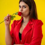 Shraddha Das Instagram - Wake up and smell the roses ❤️😉🌹 Styling : @artbyavnee , @ajmerashaili Jewellery : @rubans.in 📸 @ekorphotography Hair : @salomipillai Make up : @hareshwarp Assisted by : @rashmitha_reddy_junna #pantsuit #red #hyderabad #shraddhadas Hyderabad City, India