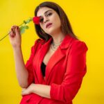 Shraddha Das Instagram – Wake up and smell the roses ❤️😉🌹

Styling : @artbyavnee , @ajmerashaili 
Jewellery : @rubans.in 
📸 @ekorphotography 
Hair : @salomipillai 
Make up : @hareshwarp 
Assisted by : @rashmitha_reddy_junna 

#pantsuit #red #hyderabad #shraddhadas Hyderabad City, India