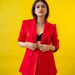 Shraddha Das Instagram – Smile please 😄😉

Styling : @artbyavnee , @ajmerashaili 
Jewellery : @rubans.in 
📸 @ekorphotography 
Hair : @salomipillai 
Make up : @hareshwarp 
Assisted by : @rashmitha_reddy_junna 

#pantsuit #red #hyderabad #shraddhadas Hyderabad City, India