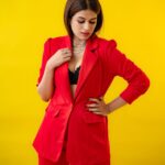 Shraddha Das Instagram – Smile please 😄😉

Styling : @artbyavnee , @ajmerashaili 
Jewellery : @rubans.in 
📸 @ekorphotography 
Hair : @salomipillai 
Make up : @hareshwarp 
Assisted by : @rashmitha_reddy_junna 

#pantsuit #red #hyderabad #shraddhadas Hyderabad City, India