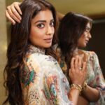 Shriya Saran Instagram - Thank you @rajattangriofficial for this stunning out fit . Love you @rajattangriofficial Thank you @white__maisondecouture for beautiful Jwellery. All set for #drishyam2 Make up @makeupbymahendra7 Hair @anjali_hairartist Photographer @ansari_photographer