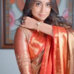 Shriya Saran Instagram - What better way to bring in this festive season than with Nebula by Titan, solid gold watches handcrafted to inspire and embellished with precious stones. Nebula is my reminder of the abundance, grace and beauty of this festive season! @titanwatchesindia #NebulaByTitan #navratri #durgapuja #pujo #diwali #dusshera @cloverconnect.in ❤️ Outfit @sithara_kudige @vrkheritage Hair @priyanka__hairstylist