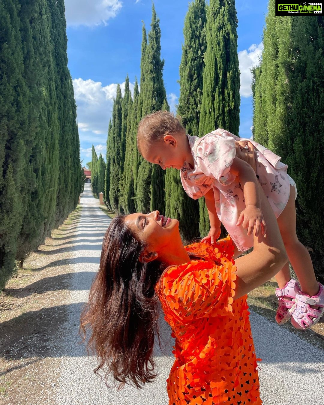 Shriya Saran Instagram - I captured Sunshine from Tuscany in these pictures. …. Memories , hope they brighten your day Photographer @andreikoscheev