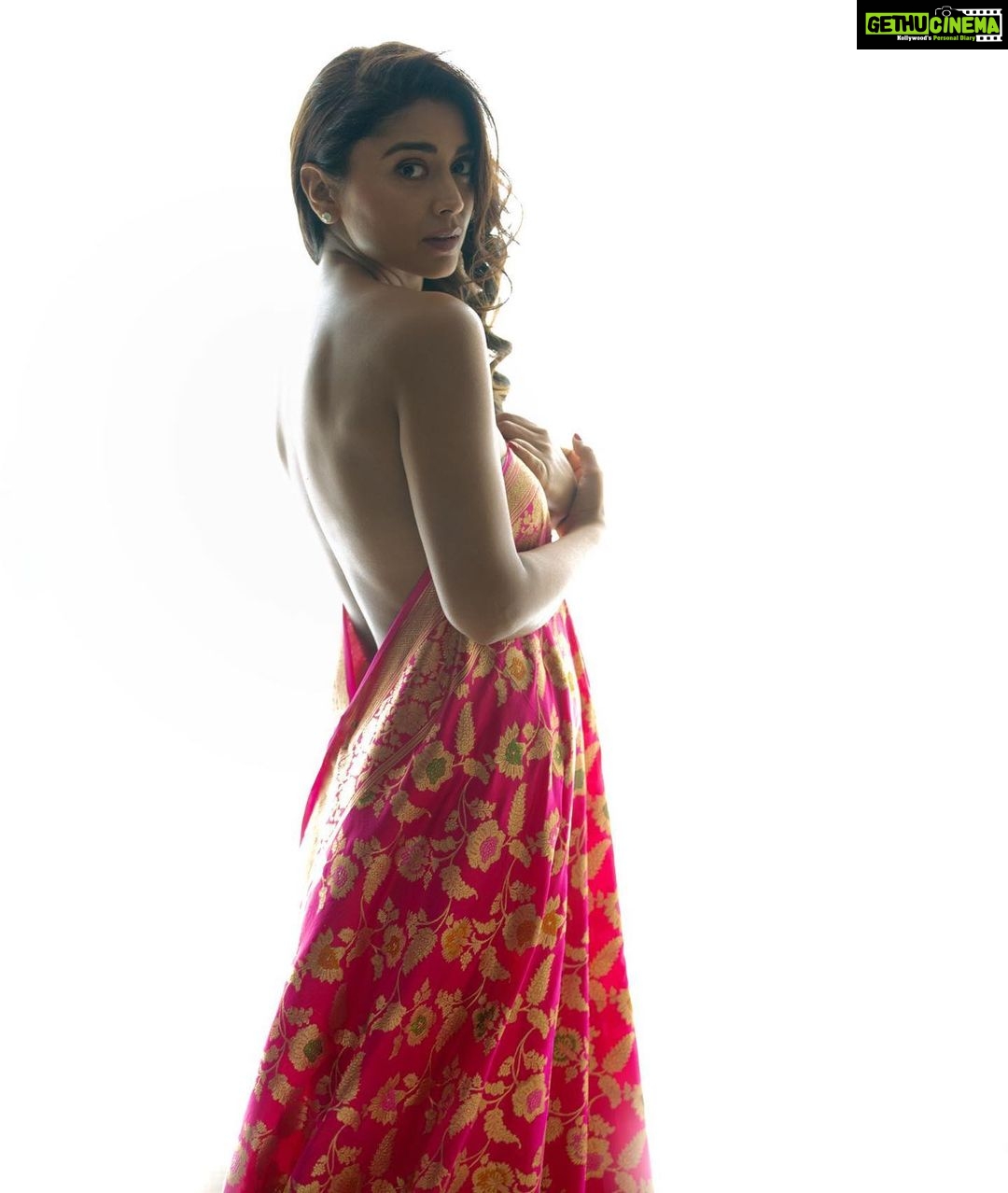 Shriya Saran - 312.9K Likes - Most Liked Instagram Photos