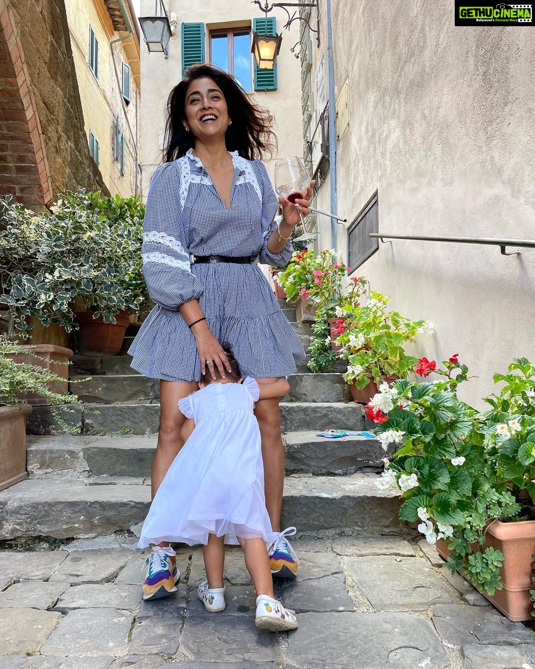 Shriya Saran Instagram - I captured Sunshine from Tuscany in these pictures. …. Memories , hope they brighten your day Photographer @andreikoscheev
