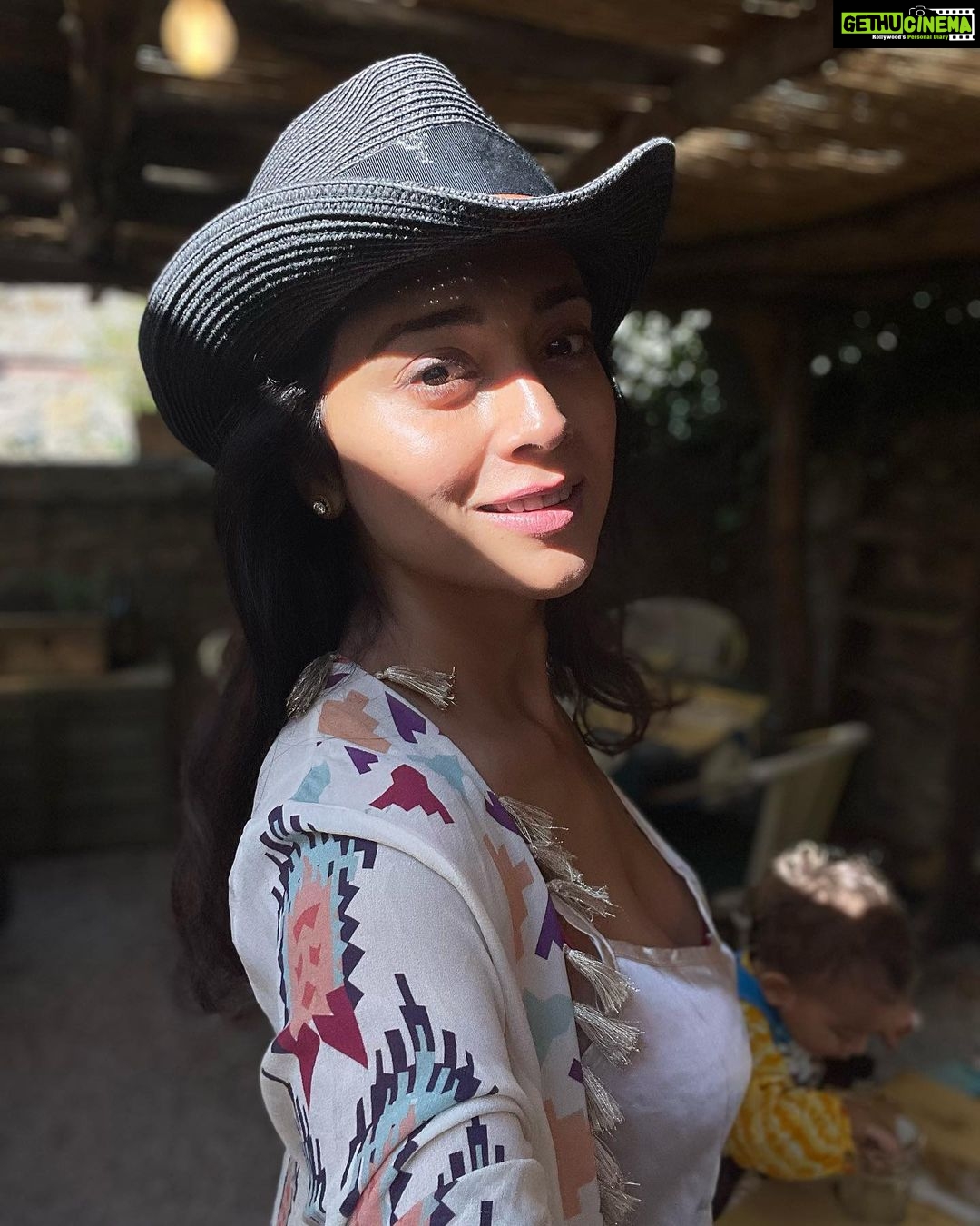 Shriya Saran Instagram - I captured Sunshine from Tuscany in these pictures. …. Memories , hope they brighten your day Photographer @andreikoscheev