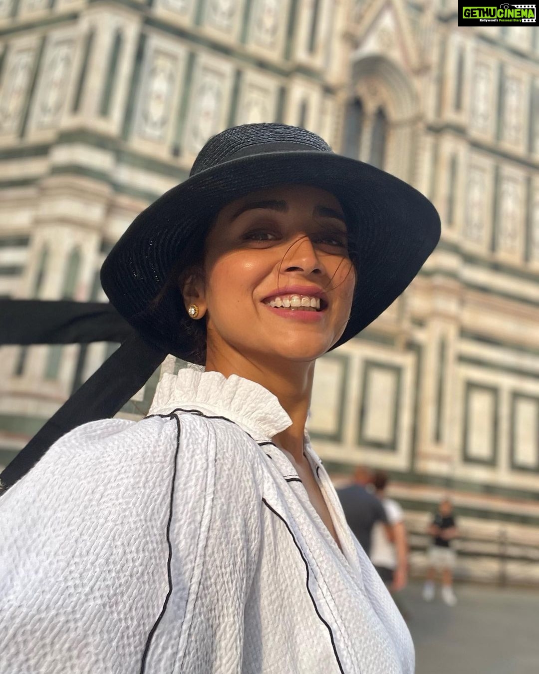 Shriya Saran Instagram - I captured Sunshine from Tuscany in these pictures. …. Memories , hope they brighten your day Photographer @andreikoscheev