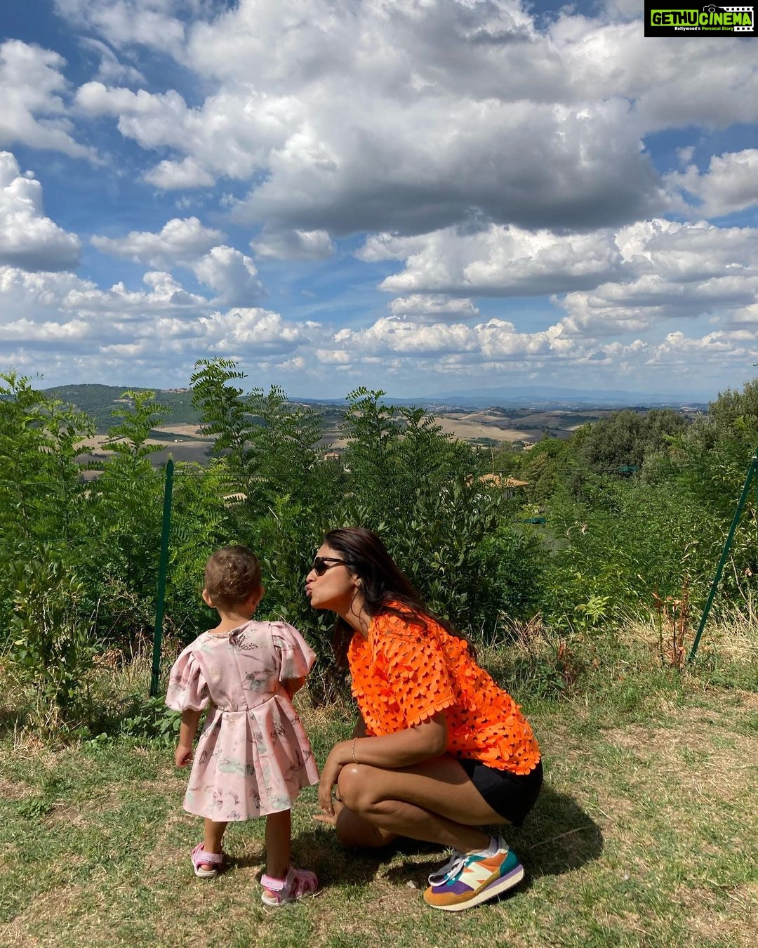 Shriya Saran Instagram - I captured Sunshine from Tuscany in these pictures. …. Memories , hope they brighten your day Photographer @andreikoscheev