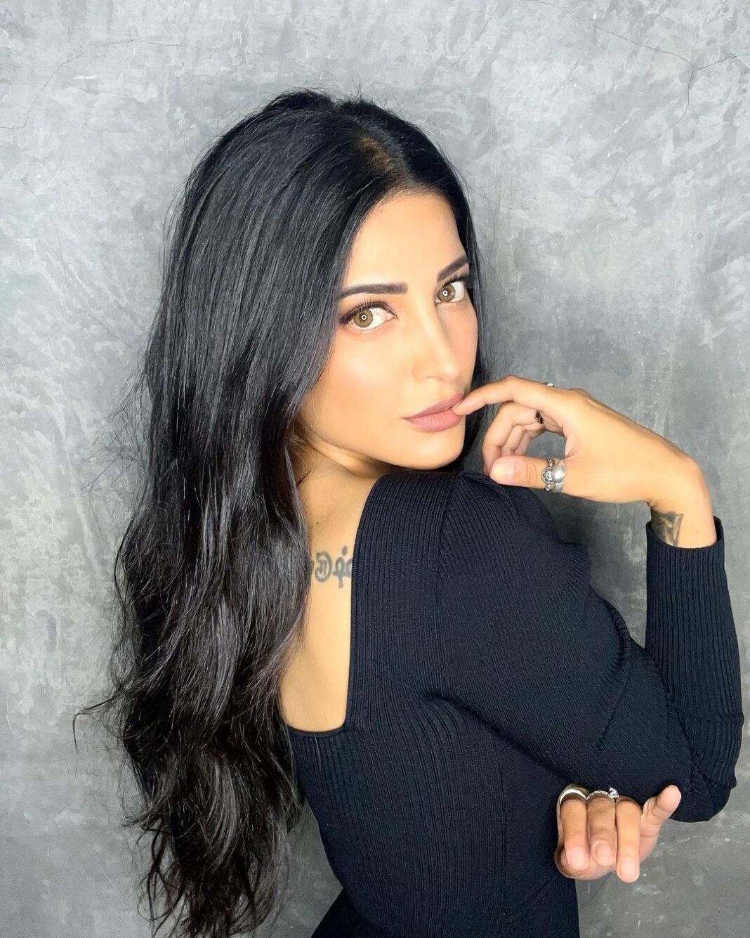 Shruti Haasan Instagram - 🐈‍⬛🖤🧿 put on your black dress and break shit ! 💋 . . . 💄 @devikajodhani 💇🏻‍♀️ @noori_hairstylist