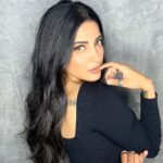 Shruti Haasan Instagram - 🐈‍⬛🖤🧿 put on your black dress and break shit ! 💋 . . . 💄 @devikajodhani 💇🏻‍♀️ @noori_hairstylist