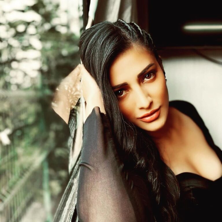 Shruti Haasan Instagram - Aaja meri gaadi mein baith ja 🚘❤️‍🔥😁 . . . . 📸 @neeraja.kona @makeupartist_arti
