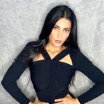 Shruti Haasan Instagram – 🐈‍⬛🖤🧿 put on your black dress and break shit ! 💋 
.
.
.

💄 @devikajodhani 💇🏻‍♀️ @noori_hairstylist