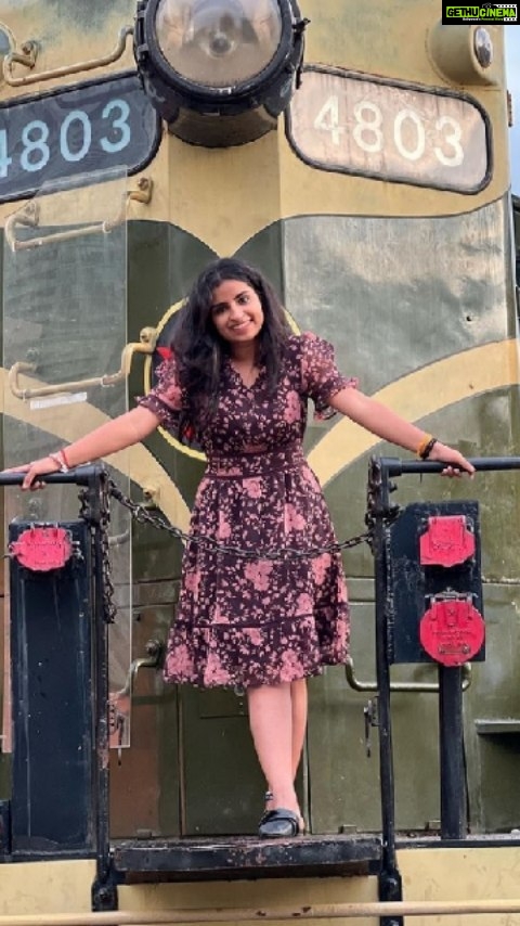 Sivaangi Krishnakumar Instagram - Sivaangi's version @sivaangi.krish π Chaiyya chaiyya Behind the scenes π Watch till the end π @aryacanadainc @kishancanada #Random #canada #sivaangi #officereels #otp #belikeaandavar #isaiaandavar #aandavararmy #aandavar #mediamasons #mediamsonsmusic #mediamasonskitchen #aandavarasks @mediamasonstalkies @mediamasonskitchen @mediamasonsmusic