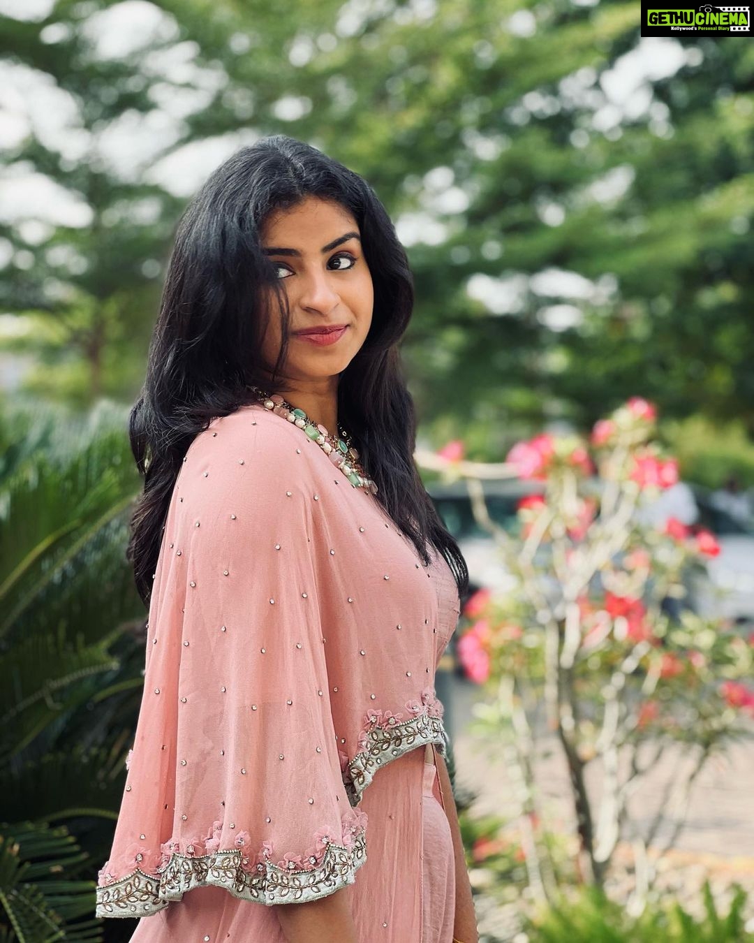 Sivaangi Krishnakumar Instagram - Time to dress upp!!❤️🙈 Outfit @rehanabasheerofficial Styling @jayalakshmisundaresan Courtyard by Marriott Madurai