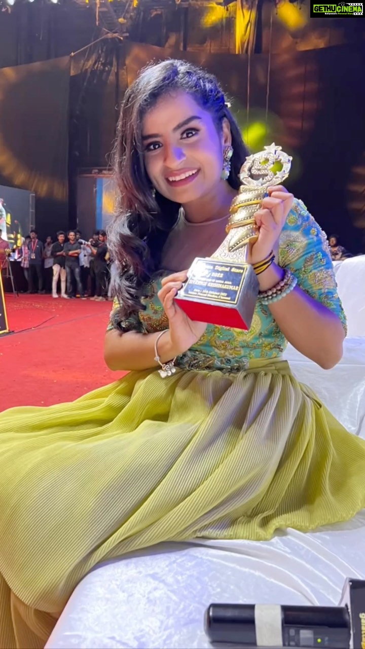 Sivaangi Krishnakumar Instagram - “Youth Icon of Digital “ ❤️ from @galattadotcom . Thankyou God , my dear well wishers , family❤️🙏🏼 Makkale you made me win it. I owe this to you 🙏🏼 ❤️ feeling responsible at the same time happy❤️ Lets connect even more and more through music and love in Digital💚 Dress: @malarvikrambridalcouture Stylist @jayalakshmisundaresan Muah @suni_makeup_hair