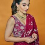 Soha Ali Khan Instagram – Feeling festive 🪔 #aboutlastnight #prediwali #vibes Outfit: @sanabarrejaofficial 
Jewellery: @beenarahejafinejewellery 
Photographer: @kvinayak11
PR: @thewisedesign @parmitasujan