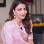 Soha Ali Khan Instagram - Move over traditional Diwali gifts already! This festive season, my gifting priorities are sorted. With @orionchocopieindia's Festive Pack, I know just the perfect thing to gift my #FriendsLikeFamily. Orion Choco-Pies are 100% vegetarian with rich chocolate & creamy marshmallow. My daughter's going to absolutely love this! What's more? They're giving one on one! Visit: https://bit.ly/ChocoPieWaliDiwali. #Diwali #OrionChocoPie #chocopie #diwaligifts #festive #diwalihampers