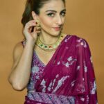 Soha Ali Khan Instagram – Feeling festive 🪔 #aboutlastnight #prediwali #vibes Outfit: @sanabarrejaofficial 
Jewellery: @beenarahejafinejewellery 
Photographer: @kvinayak11
PR: @thewisedesign @parmitasujan