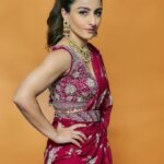 Soha Ali Khan Instagram – Feeling festive 🪔 #aboutlastnight #prediwali #vibes Outfit: @sanabarrejaofficial 
Jewellery: @beenarahejafinejewellery 
Photographer: @kvinayak11
PR: @thewisedesign @parmitasujan