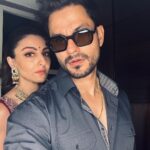 Soha Ali Khan Instagram - Shoulder to shoulder, getting older and bolder 🤔 ?#prediwali #vibes