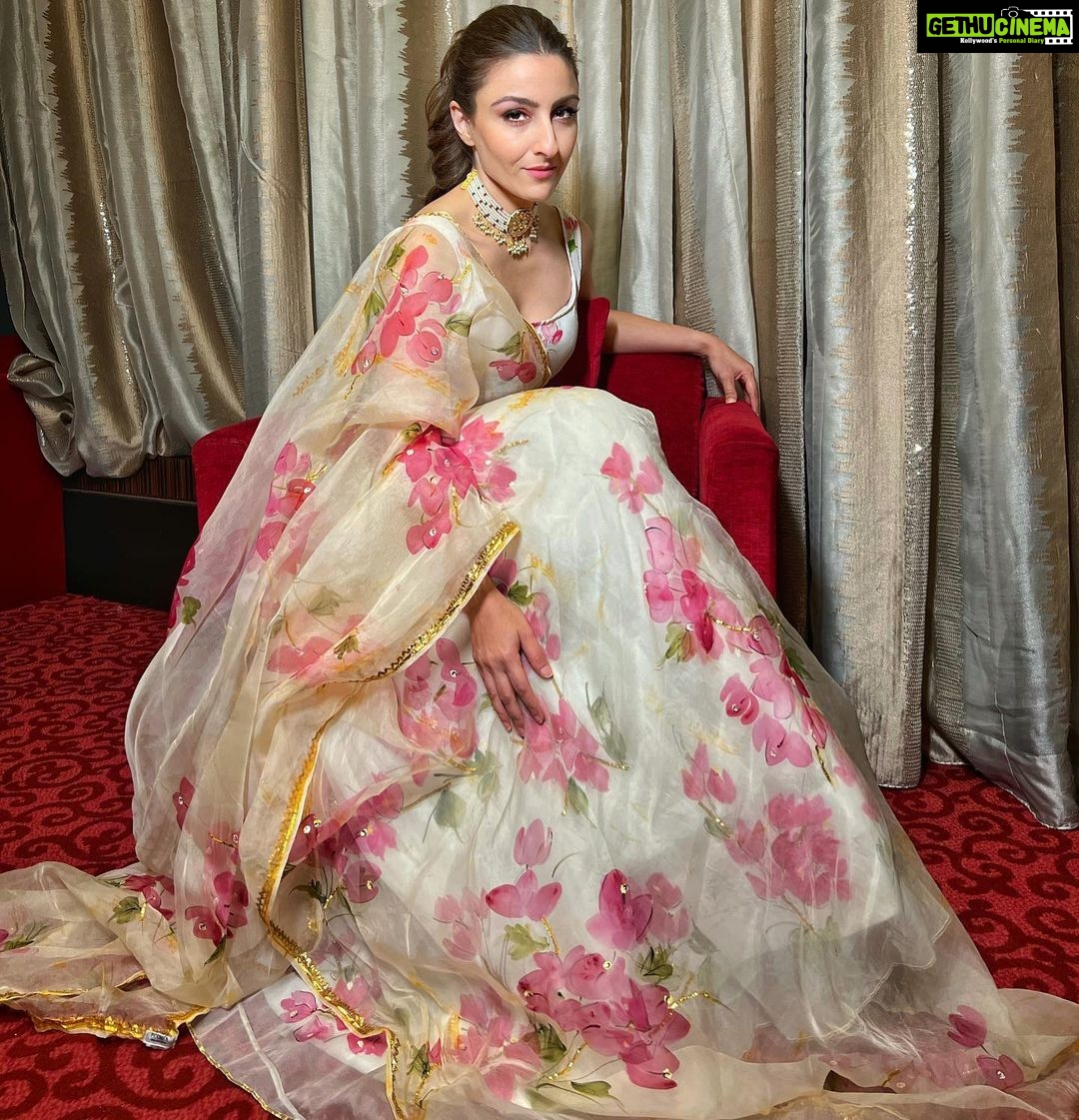 Soha Ali Khan Instagram - once and flor- al 💐 Outfit - @picchika Necklace @meraki.mumbai x @sonyashaikh Styled by @kareenparwani Photographer @whatknotin