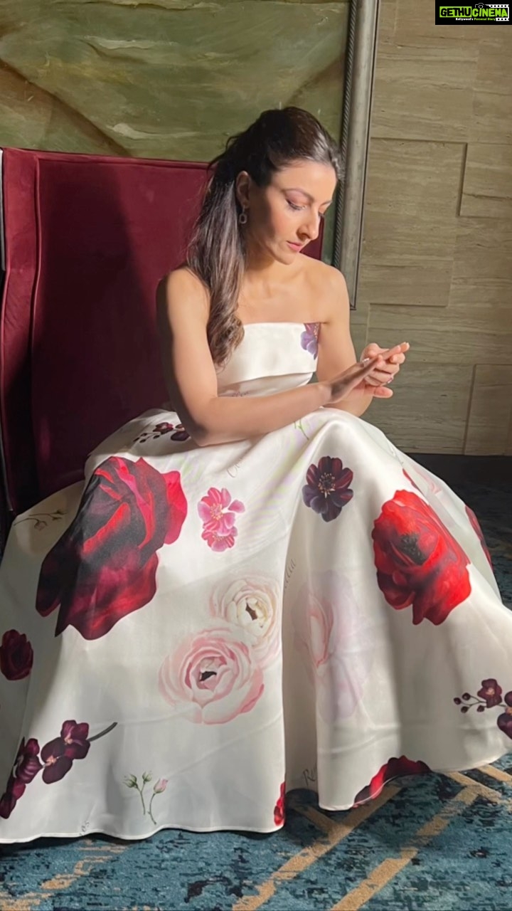 Soha Ali Khan Instagram - Behind the scenes today at the launch of #hushhush #trailerlaunch #behindthescenes @primevideoin Outfit: @gauriandnainika Jewels: @mahesh_notandass Footwear: @monrowshoes Styled by: @kareenparwani Team: @styledbyanuja @suvidhiijainn @tanisha7jain Photographer @shreyb