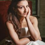 Soha Ali Khan Instagram - Roses are red violets are blue, our secrets will soon be revealed to you 🤫 #hushhush coming soon to @primevideoin 22nd September Outfit: @gauriandnainika Jewels: @mahesh_notandass Footwear: @monrowshoes Styled by: @kareenparwani Photographer: @shreyb