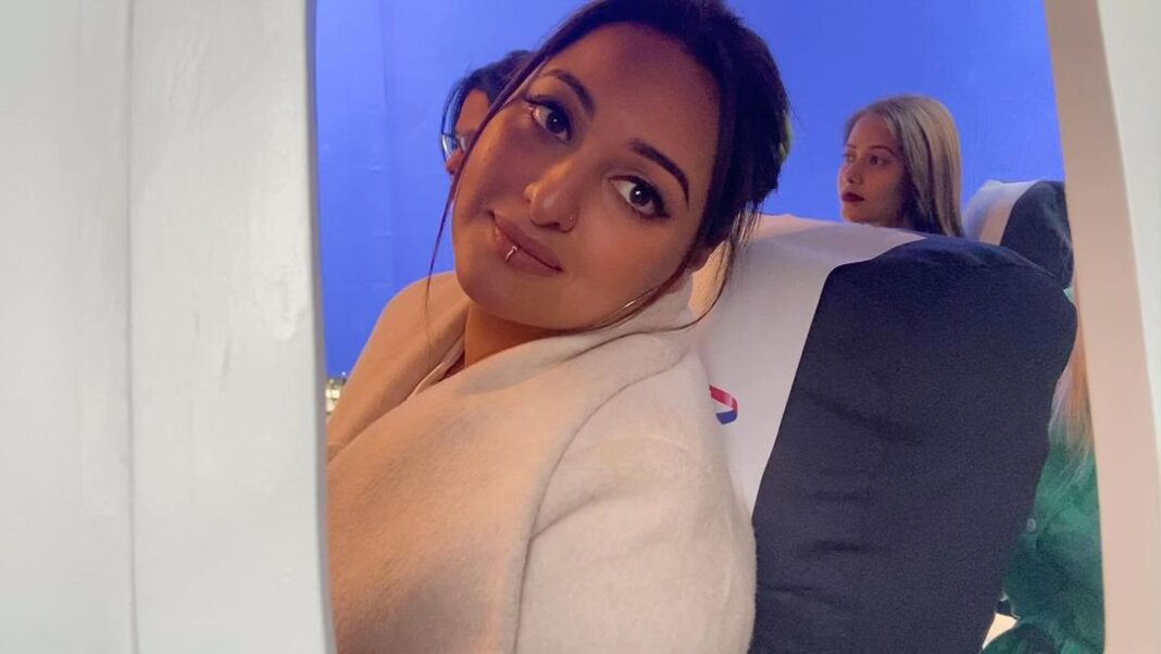 Sonakshi Sinha Instagram - The last shot we did for @aslisona … This is what they call a budget airline 🤣🤣🤣🤣🤣 So what if it’s on a budget .. BIG (heart + bodies ) = BIG screen experience Double XL releasing 4th Nov in cinemas #BTS #Madness #DoubleXL #funtimes @mahatofficial @iamzahero